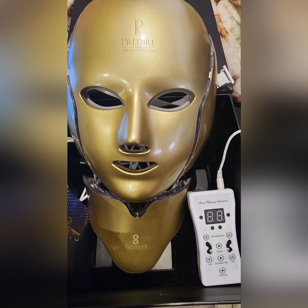 Prédire Gold LED Facial Mask with Remote